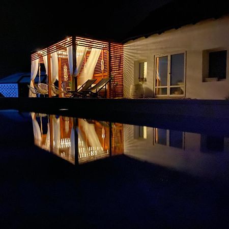 Skriveni Raj Guest House กอร์นีย์มิลาโนวัซ ภายนอก รูปภาพ