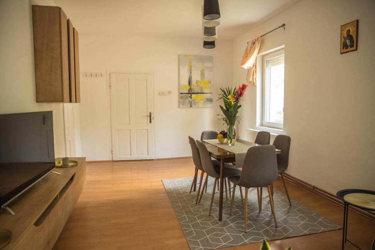 Skriveni Raj Guest House กอร์นีย์มิลาโนวัซ ภายนอก รูปภาพ