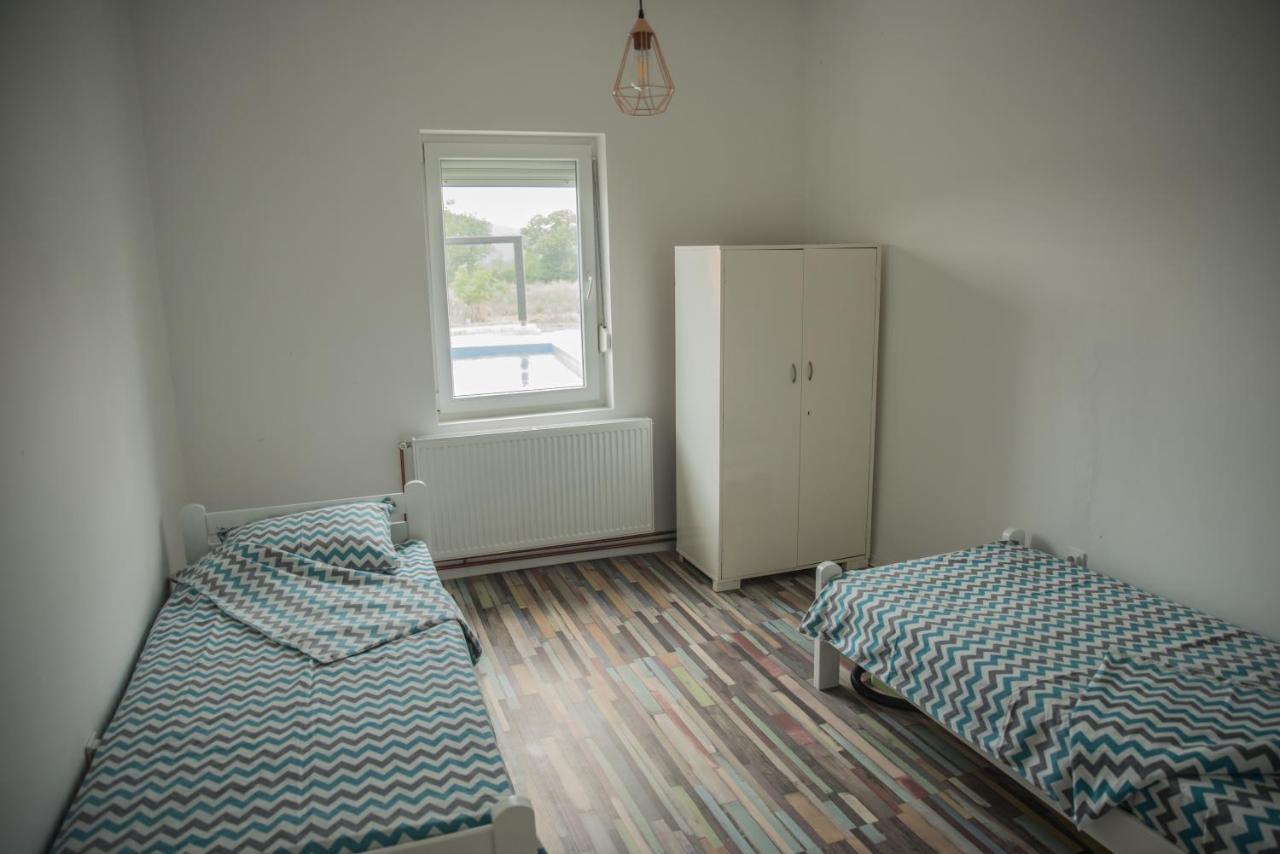Skriveni Raj Guest House กอร์นีย์มิลาโนวัซ ภายนอก รูปภาพ