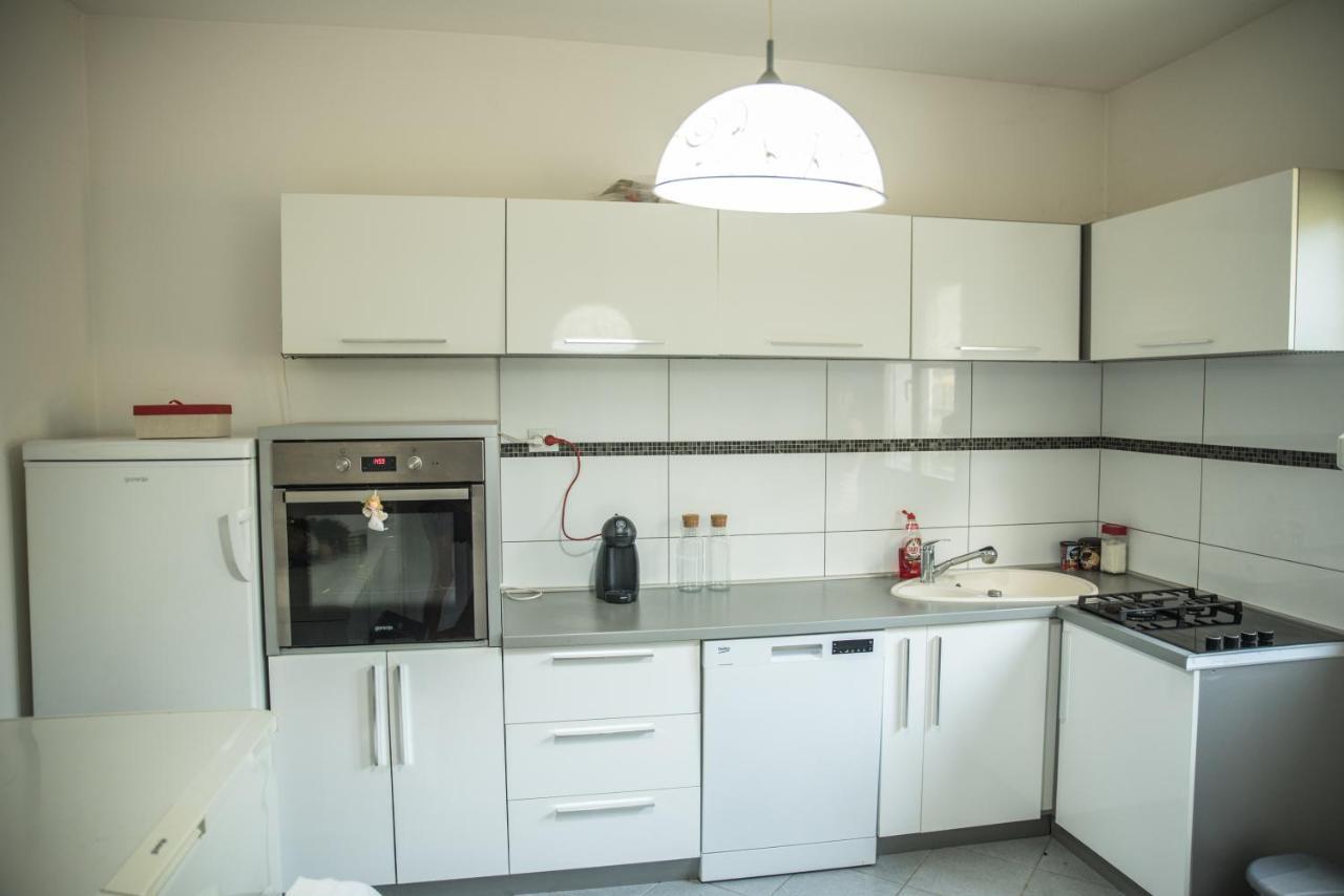 Skriveni Raj Guest House กอร์นีย์มิลาโนวัซ ภายนอก รูปภาพ