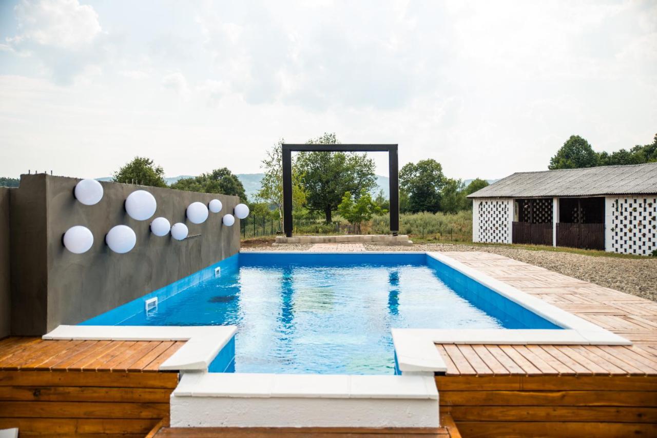 Skriveni Raj Guest House กอร์นีย์มิลาโนวัซ ภายนอก รูปภาพ