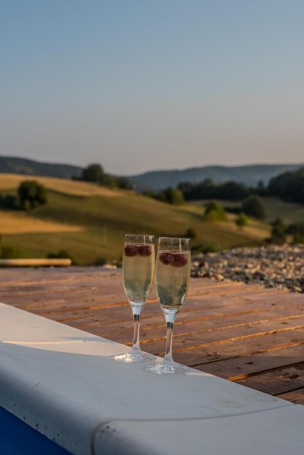 Skriveni Raj Guest House กอร์นีย์มิลาโนวัซ ภายนอก รูปภาพ