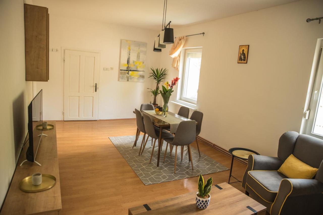 Skriveni Raj Guest House กอร์นีย์มิลาโนวัซ ภายนอก รูปภาพ