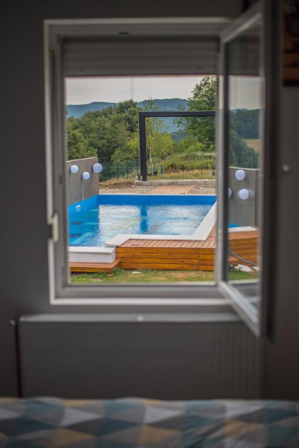 Skriveni Raj Guest House กอร์นีย์มิลาโนวัซ ภายนอก รูปภาพ