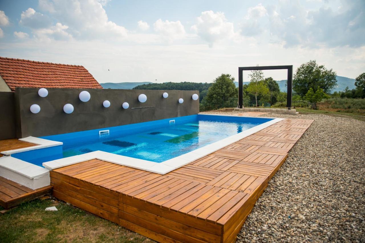 Skriveni Raj Guest House กอร์นีย์มิลาโนวัซ ภายนอก รูปภาพ