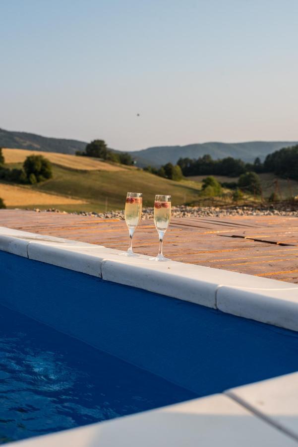 Skriveni Raj Guest House กอร์นีย์มิลาโนวัซ ภายนอก รูปภาพ