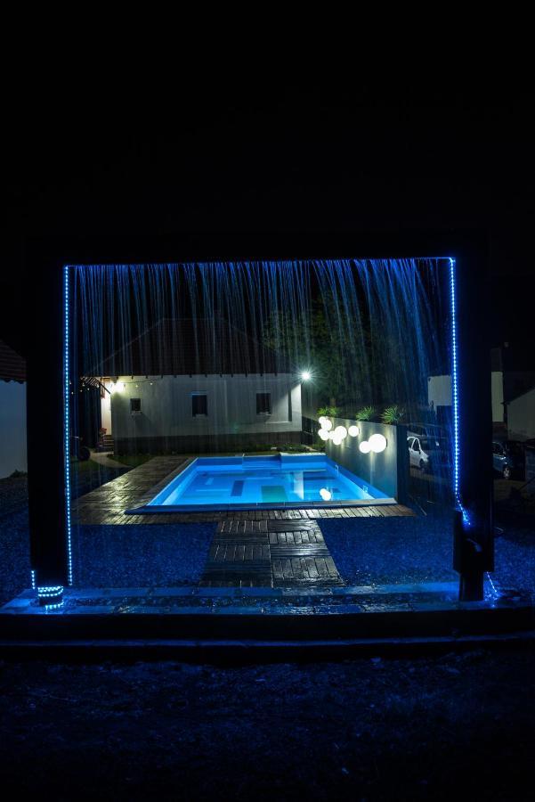 Skriveni Raj Guest House กอร์นีย์มิลาโนวัซ ภายนอก รูปภาพ