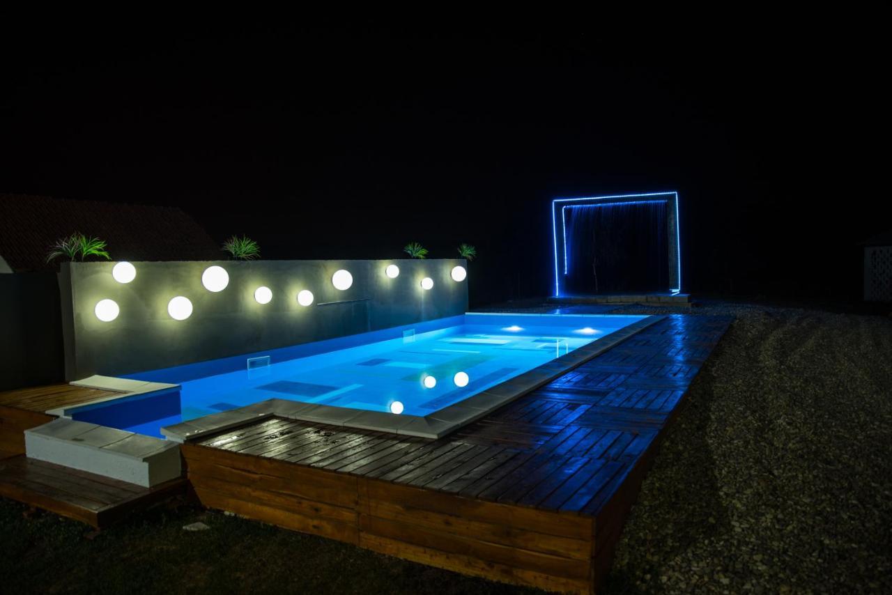 Skriveni Raj Guest House กอร์นีย์มิลาโนวัซ ภายนอก รูปภาพ