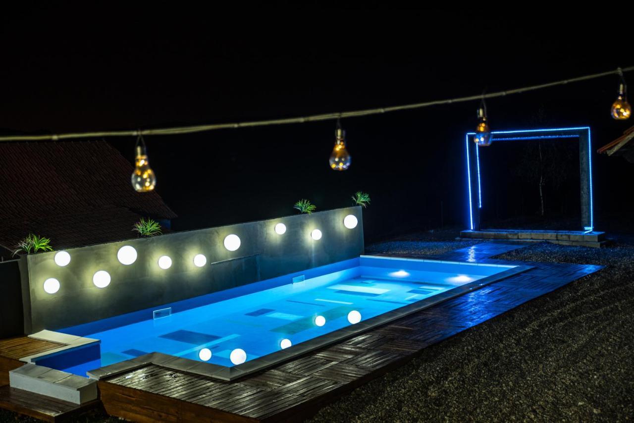 Skriveni Raj Guest House กอร์นีย์มิลาโนวัซ ภายนอก รูปภาพ