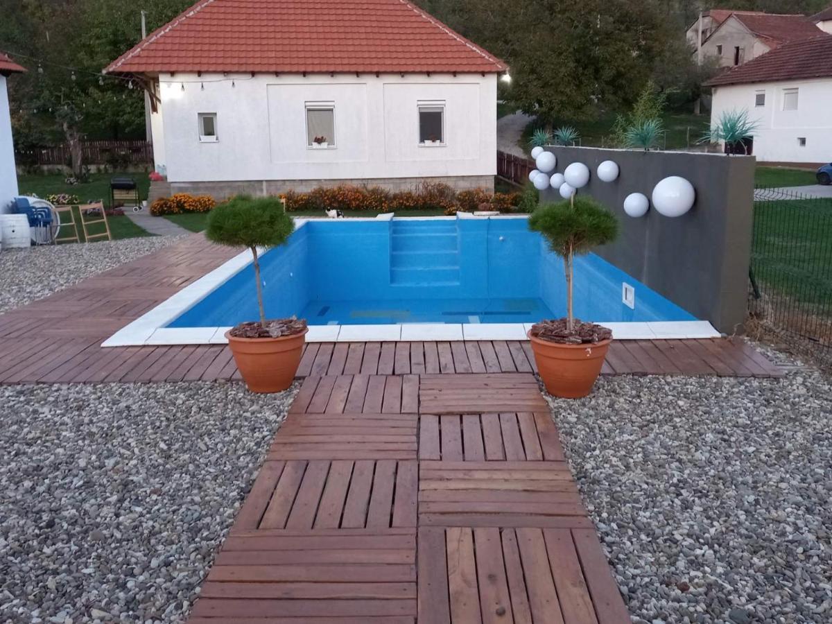 Skriveni Raj Guest House กอร์นีย์มิลาโนวัซ ภายนอก รูปภาพ