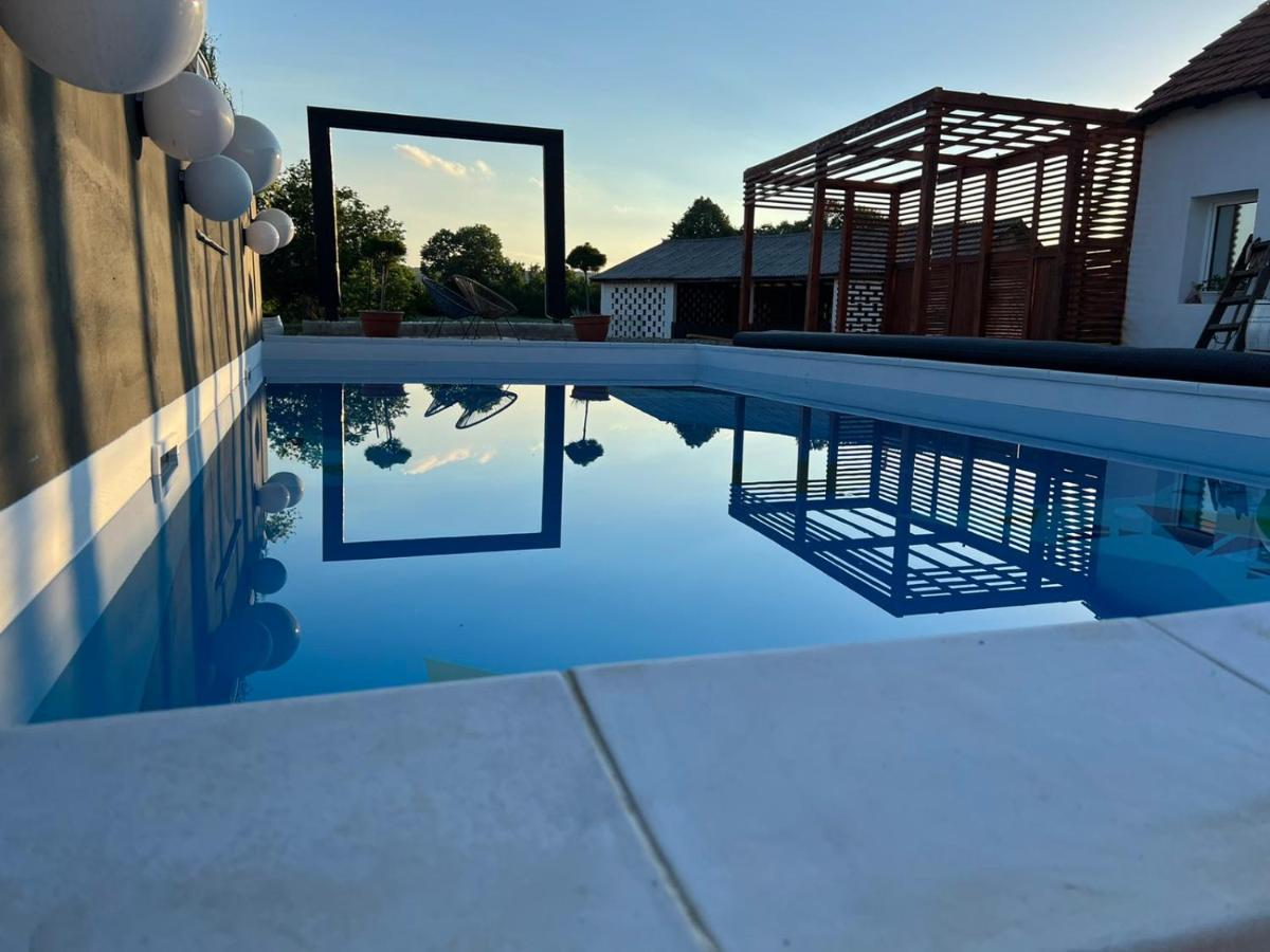 Skriveni Raj Guest House กอร์นีย์มิลาโนวัซ ภายนอก รูปภาพ