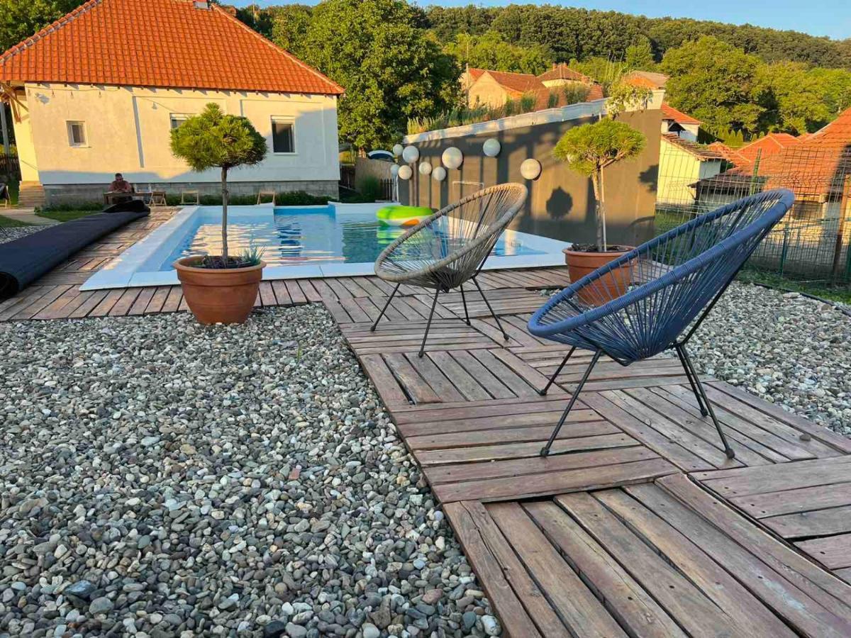 Skriveni Raj Guest House กอร์นีย์มิลาโนวัซ ภายนอก รูปภาพ