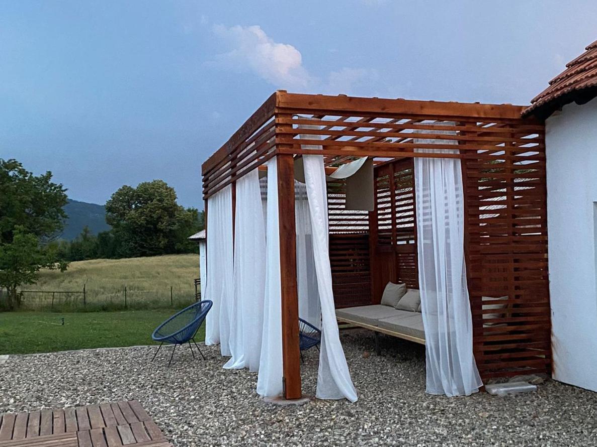 Skriveni Raj Guest House กอร์นีย์มิลาโนวัซ ภายนอก รูปภาพ