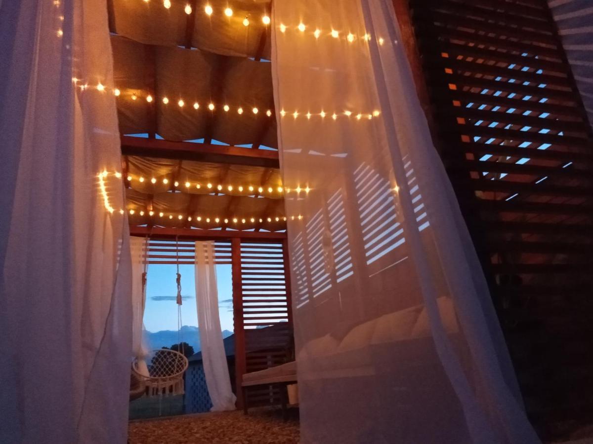 Skriveni Raj Guest House กอร์นีย์มิลาโนวัซ ภายนอก รูปภาพ