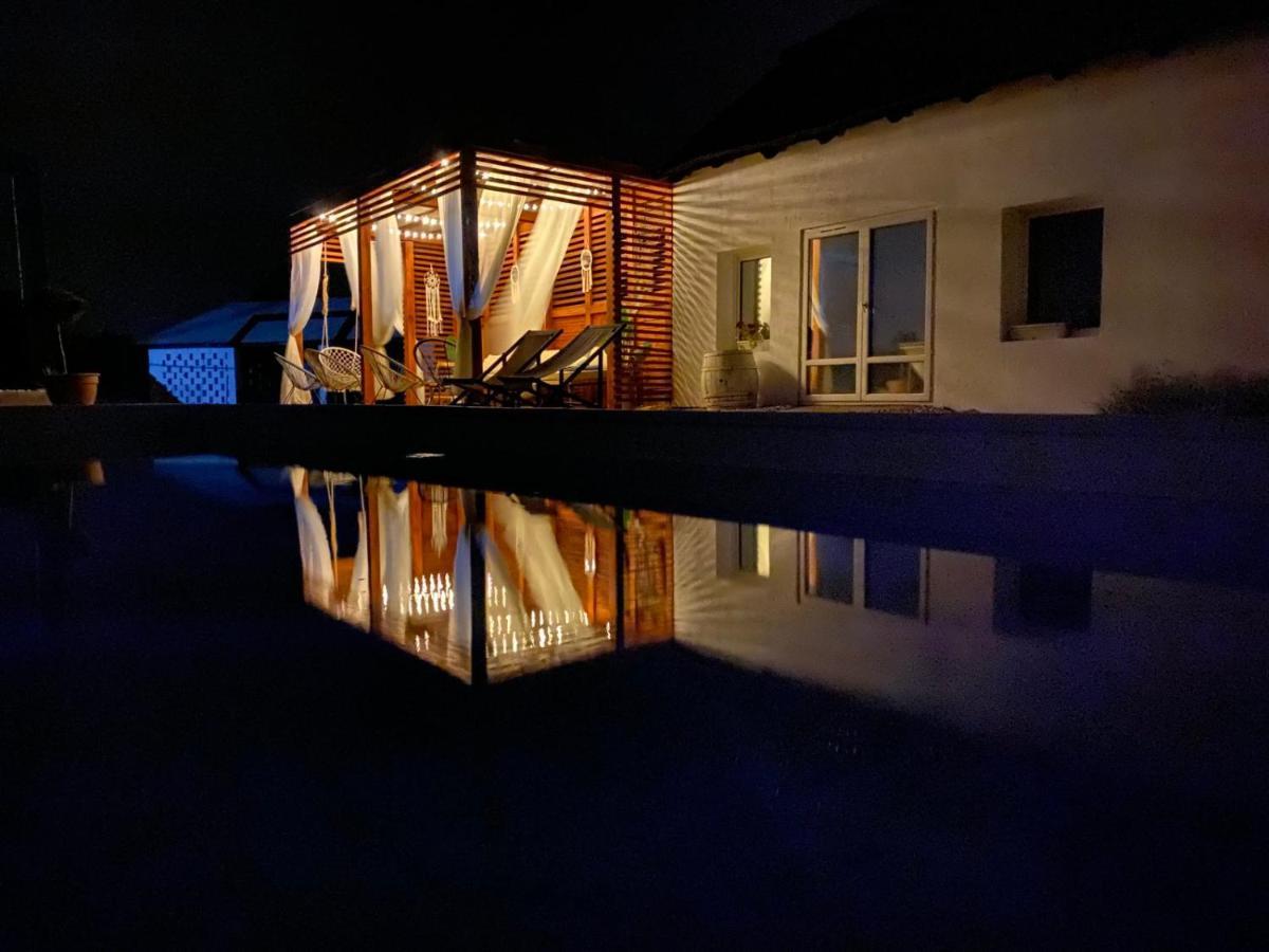 Skriveni Raj Guest House กอร์นีย์มิลาโนวัซ ภายนอก รูปภาพ