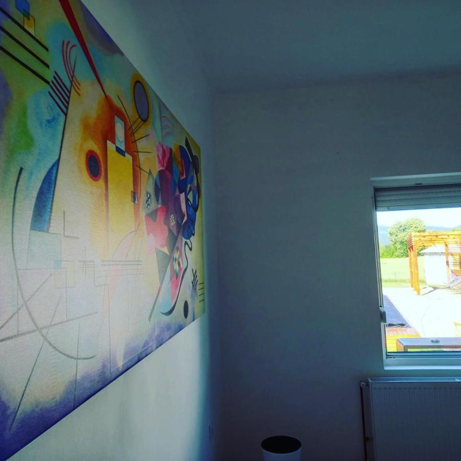 Skriveni Raj Guest House กอร์นีย์มิลาโนวัซ ภายนอก รูปภาพ